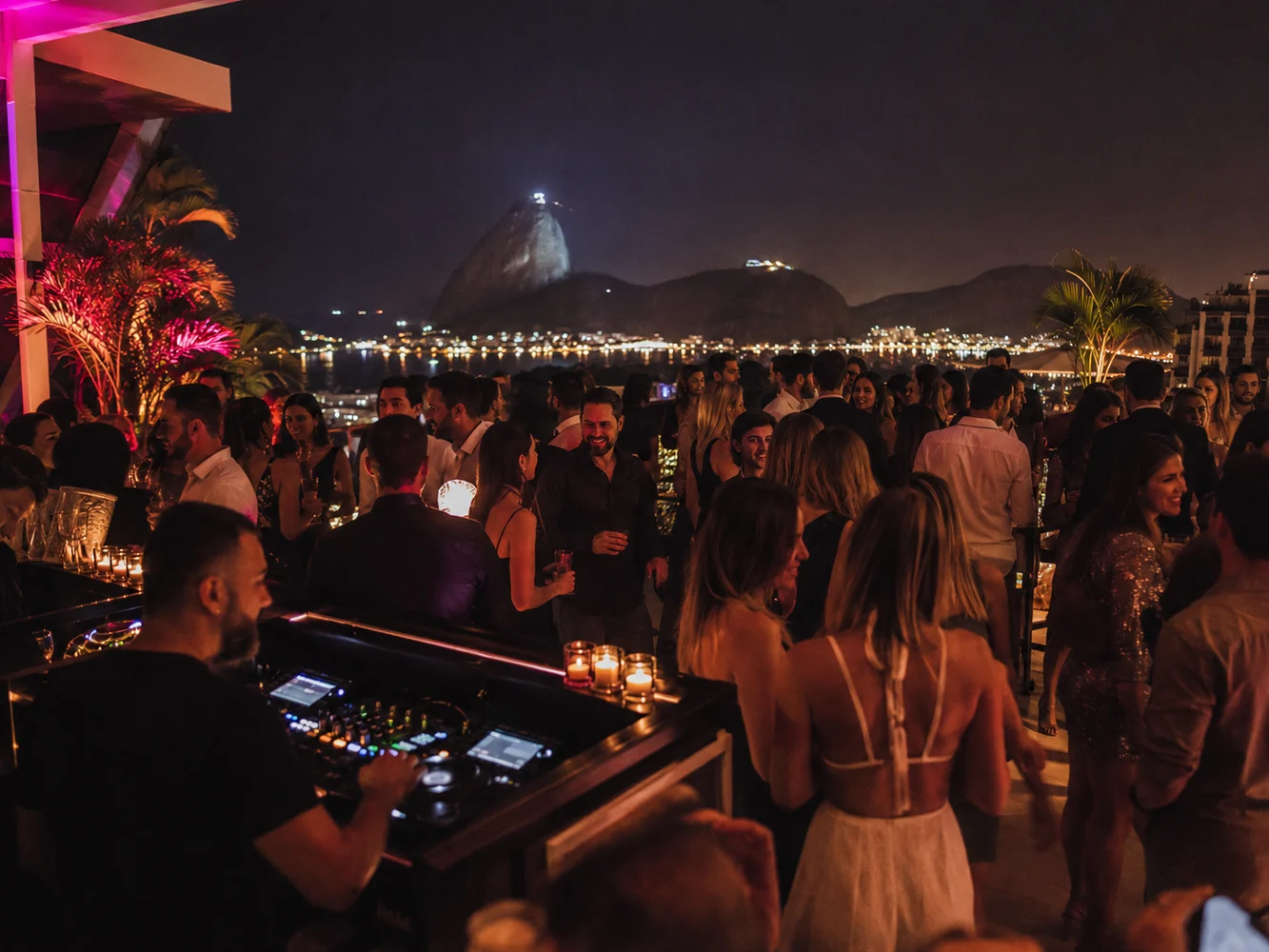 DJ para festa de 15 anos: repertório, gerações e dinâmica da pista